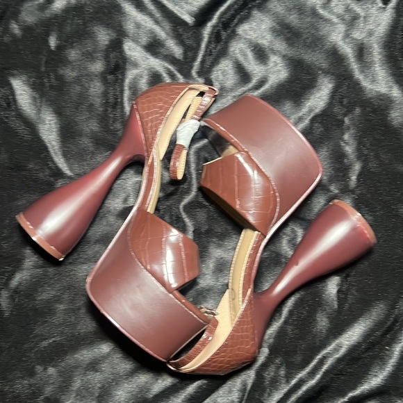 PEEP TOE PLATFORM STATEMENT CROC PRINT HEELS - Picture 2 of 6